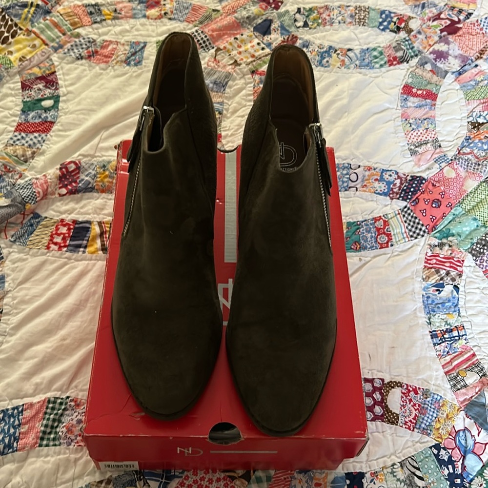 OLIVE GREEN VEGAN SUEDE SIZE 10M BOOTIE